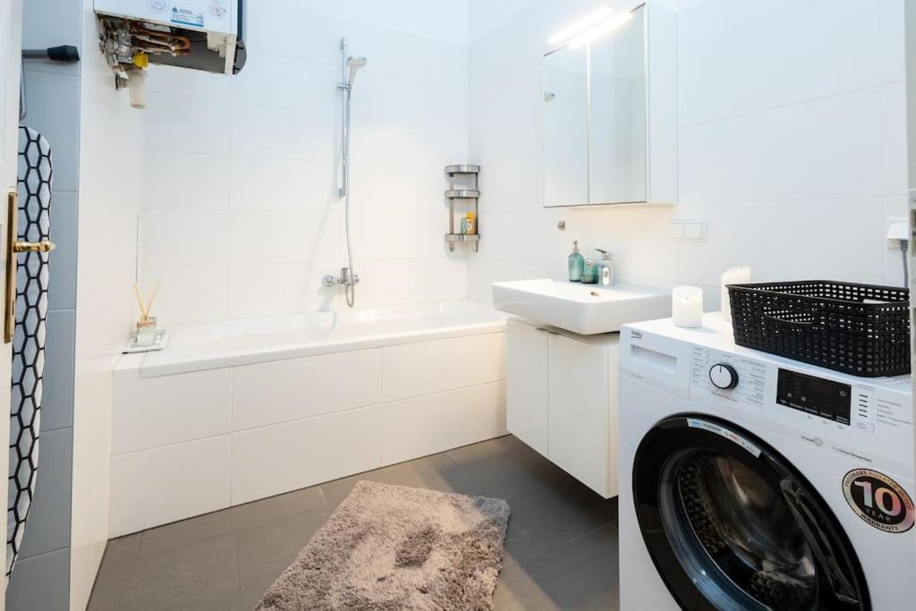 Orestaliving - Spacious 2Br On The Danube Canal Vienna Exterior photo